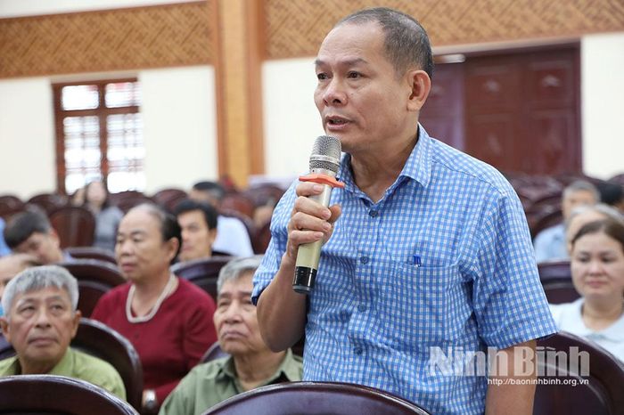 Đồng chí Hoàng Văn Mừng, Bí thư chi bộ, Trưởng Ban Công tác Mặt trận tổ dân phố Phú Thượng phát biểu ý kiến đề xuất tại hội nghị.