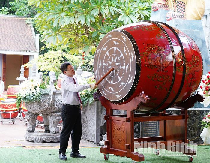 Đồng chí Đinh Văn An, Tỉnh ủy viên, Bí thư Đảng ủy, Chủ tịch HĐND phường Lý Thường Kiệt đánh trống khai mạc Lễ hội.