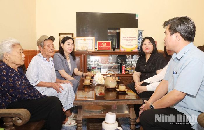 Đồng chí Đinh Thị Lụa, Phó Bí thư Tỉnh ủy, Chủ tịch Ủy ban MTTQ Việt Nam tỉnh cùng đoàn thăm hỏi gia đình đồng chí Hoàng Trang, cán bộ tiền khởi nghĩa, ở thôn Văn Minh, xã Bình Giang.