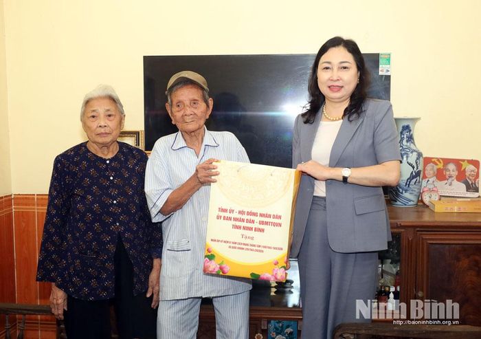 Đồng chí Đinh Thị Lụa, Phó Bí thư Tỉnh ủy, Chủ tịch Ủy ban MTTQ Việt Nam tỉnh tặng quà gia đình đồng chí Hoàng Trang, cán bộ tiền khởi nghĩa, ở thôn Văn Minh, xã Bình Giang.