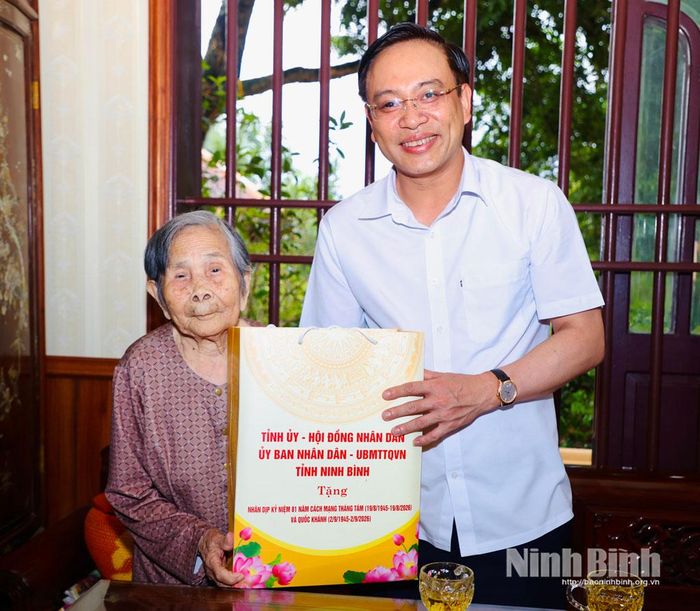 Đồng chí Phó Chủ tịch UBND tỉnh Đặng Thanh Sơn thăm, tặng quà gia đình bà Hoàng Thị Lý, tổ dân phố Ninh Hoà, phường Tây Hoa Lư. Ảnh: Đức Lam
