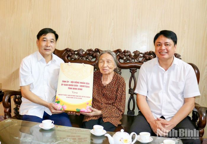 Đồng chí Phó Chủ tịch UBND tỉnh Nguyễn Anh Chức thăm, tặng quà gia đình bà Lê Thị Luyện, lão thành cách mạng, trú tại 16/491 đường Trường Chinh (phường Nam Định). Ảnh: Khánh Dũng