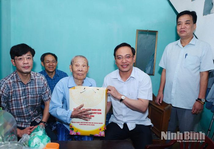 Đồng chí Phó Chủ tịch UBND tỉnh Đặng Thanh Sơn thăm, tặng quà gia đình ông Ngô Văn Để, tổ dân phố Sinh Dược. Ảnh: Đức Lam