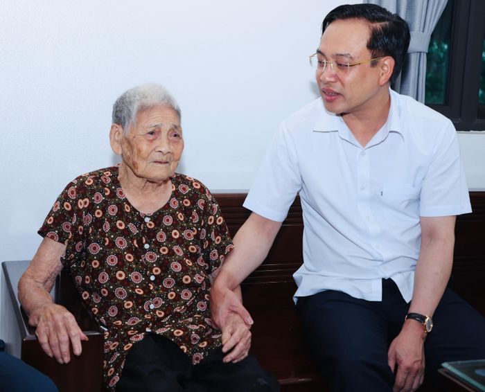 Đồng chí Phó Chủ tịch UBND tỉnh Đặng Thanh Sơn thăm, tặng quà gia đình bà Đào Thị Bé, tổ dân phố Ninh Hoà, Tây Hoa Lư. Ảnh: Đức Lam