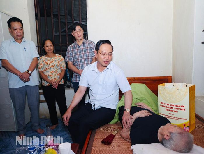 Đồng chí Phó Chủ tịch UBND tỉnh Đặng Thanh Sơn thăm, tặng quà gia đình bà Dương Thị Từ, tổ dân phố Gia Sinh, phường Tây Hoa Lư. Ảnh: Đức Lam