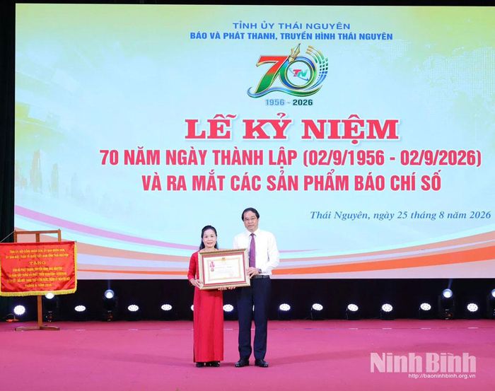 Thừa ủy quyền, đồng chí Trịnh Xuân Trường, Ủy viên Trung ương Đảng, Bí thư Tỉnh ủy trao tặng Huân chương Lao động hạng Nhì cho một cá nhân.