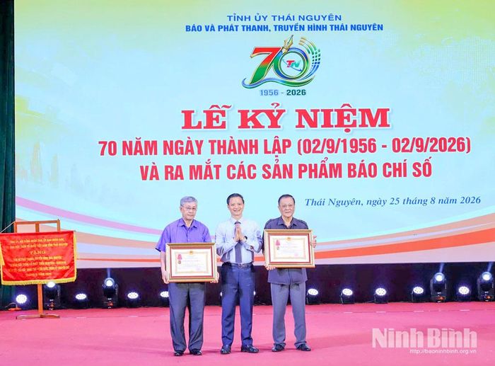 Thừa ủy quyền, đồng chí Vương Quốc Tuấn, Ủy viên Trung ương Đảng, Phó Bí thư Tỉnh ủy, Chủ tịch UBND tỉnh Thái Nguyên trao tặng Huân chương Lao động hạng Ba cho 2 cá nhân.