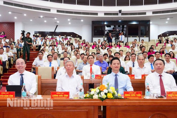 Các đồng chí lãnh đạo tỉnh Thái Nguyên và các đại biểu dự lễ kỷ niệm.