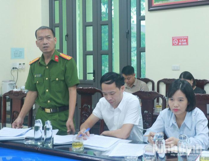 Đại diện Công an tỉnh thảo luận, đóng góp ý kiến vào báo cáo giám sát của phường Yên Sơn.