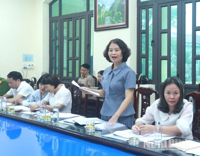 Đại diện Sở Y tế đóng góp ý kiến vào báo cáo giám sát của phường Yên Sơn.