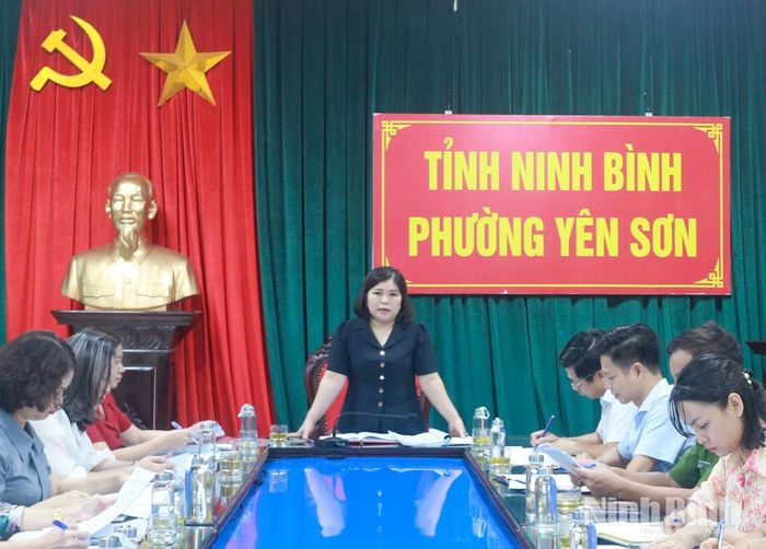 Lãnh đạo Hội LHPN tỉnh phát biểu tại buổi giám sát việc thực hiện pháp luật về phòng, chống bạo lực gia đình, xâm hại trẻ em tại phường Yên Sơn.