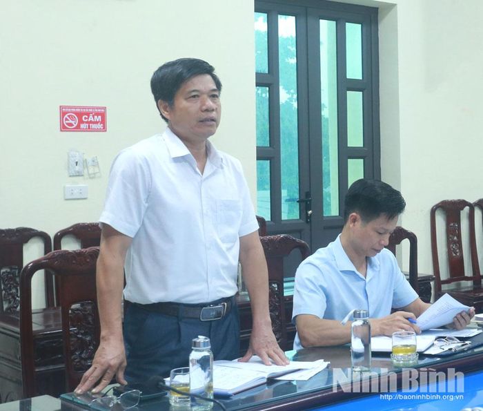 Đại diện lãnh đạo UBND phường Yên Sơn báo cáo tình hình thực hiện pháp luật về phòng, chống bạo lực gia đình, xâm hại trẻ em trên địa bàn tại buổi làm việc với Đoàn giám sát.