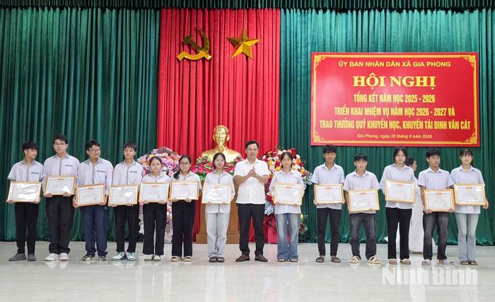 Lãnh đạo xã Gia Phong trao thưởng Quỹ khuyến học, khuyến tài Đinh Văn Cát cho học sinh có thành tích xuất sắc trong năm học 2025-2026.
