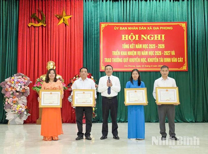 Lãnh đạo xã Gia Phong trao danh hiệu “ Tập thể Lao động xuất sắc” và Bằng khen của Chủ tịch UBND tỉnh cho tập thể, cá nhân có thành tích xuất sắc trong năm học 2025-2026.