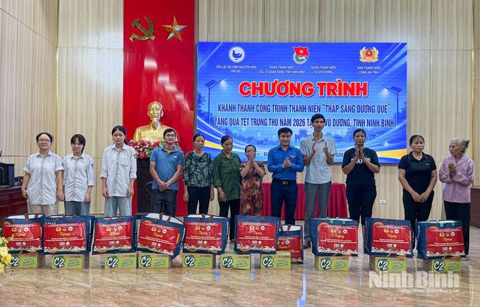 Lãnh đạo Tỉnh Đoàn và xã Vũ Dương trao quà cho hộ nghèo, các em học sinh có hoàn cảnh khó khăn của xã Vũ Dương.