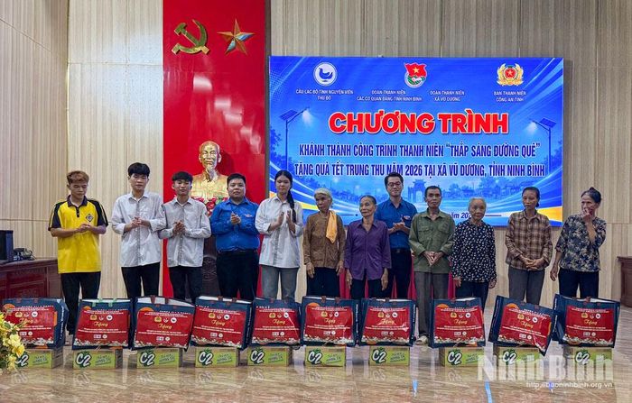 Đại diện Đoàn Thanh niên các cơ quan Đảng tỉnh và Câu lạc bộ Tình nguyện viên Thủ đô trao quà cho hộ nghèo, các em học sinh có hoàn cảnh khó khăn của xã Vũ Dương.