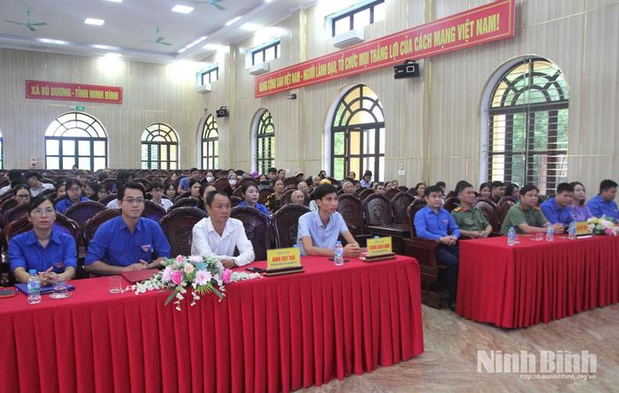 Các đại biểu dự chương trình.