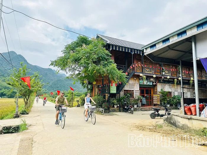Khách du lịch nước ngoài trải nghiệm khám phá thiên nhiêntại xã Bao La.