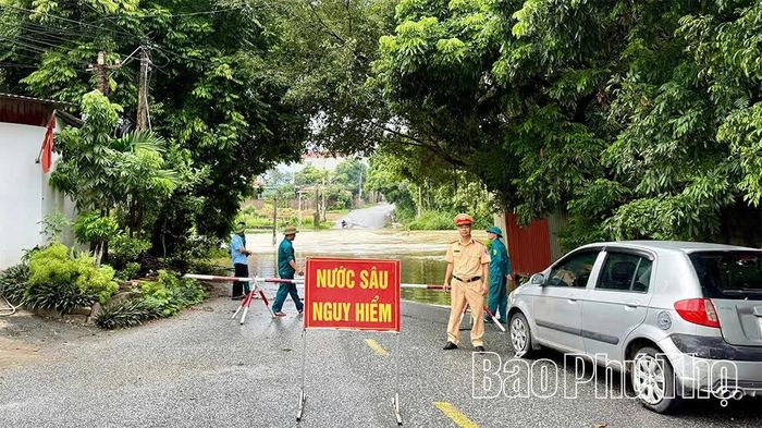 Các lực lượng chủ động ứng trực tại những khu vực có nguy cơ ngập sâu, nguy hiểm.