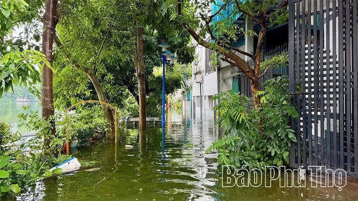 Nước dâng cao ảnh hưởng đến việc đi lại, sinh hoạt của người dân thôn Hương Canh.