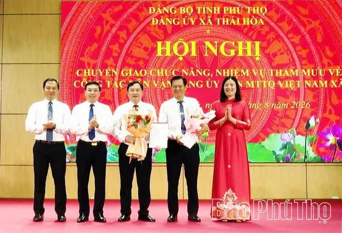 Đồng chí Phó Trưởng đoàn chuyên trách Đoàn ĐBQH tỉnh Nguyễn Văn Mạnh và lãnh đạo Ban Tuyên giáo Tỉnh ủy trao quyết định chuyển giao công tác dân vận cho Ủy ban MTTQ xã Thái Hòa.