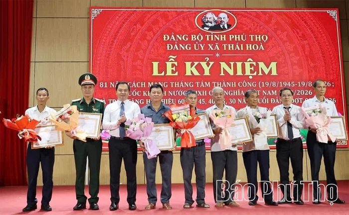 Các đồng chí lãnh đạo xã Thái Hòa trao tặng Huy hiệu 50 năm tuổi Đảng cho các đảng viên.