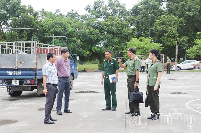 Thành viên Ban tổ chức khảo sát khu vực dự kiến tổ chức điểm cầu cấp tỉnh.