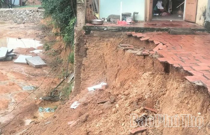 Mưa lớn làm sạt lở mái taluy âm của hộ dân ở tổ dân phố Quất Thượng, phường Việt Trì.