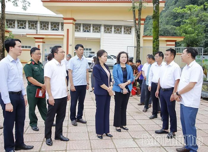 Đồng chí Bùi Thị Minh - Phó Bí thư Tỉnh ủy, Chủ tịch Ủy ban MTTQ tỉnh cùng đoàn công tác nắm bắt tình hình sắp xếp cơ sở giáo dục trên địa bàn xã Vân Sơn.