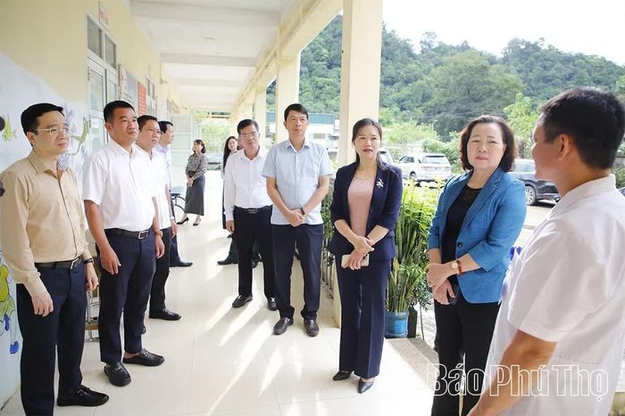 Các đồng chí trong đoàn công tác nắm bắt tình hình hoạt động của Trạm Y tế xã Vân Sơn.