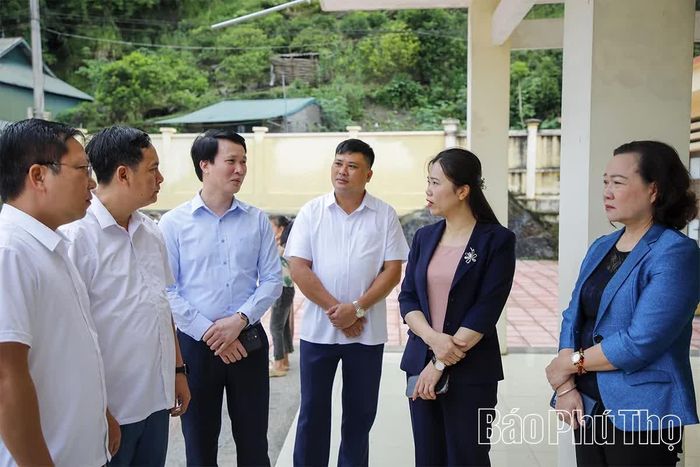 Đồng chí Bùi Thị Minh - Phó Bí thư Tỉnh ủy, Chủ tịch Ủy ban MTTQ tỉnh kiểm tra thực tế tại Trường TH&THCS Vân Sơn.