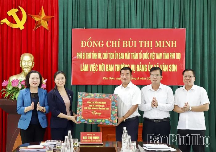 Nhân dịp này, đoàn công tác trao tặng Đảng ủy xã Vân Sơn 1 bộ máy tính.