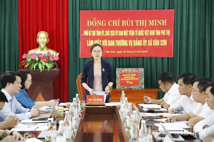 Đồng chí Bùi Thị Minh - Phó Bí thư Tỉnh ủy, Chủ tịch Ủy ban MTTQ tỉnh chủ trì buổi làm việc.