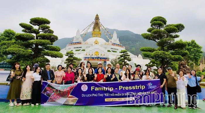Các thành viên đoàn Famtrip, Presstrip trải nghiệm thực tế tại Đại bảo tháp Mandala Tây Thiên, xã Đại Đình, qua đó góp phần quảng bá hình ảnh đất và người Đất Tổ.