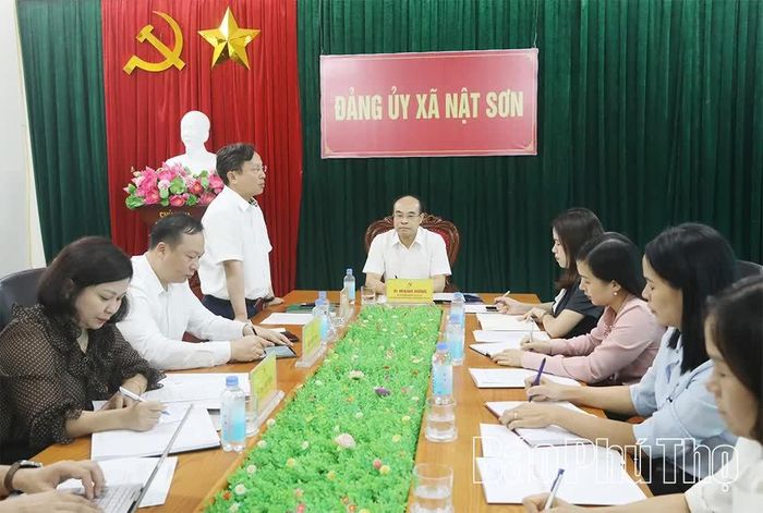 Lãnh đạo xã Nật Sơn báo cáo tại buổi làm việc.