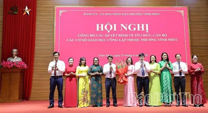 Phó Chủ tịch UBND tỉnh Nguyễn Khắc Hiếu và lãnh đạo Đảng ủy, UBND phường Vĩnh Phúc tặng hoa chúc mừng Ban Giám hiệu Trường Mầm non Hoa Hồng.