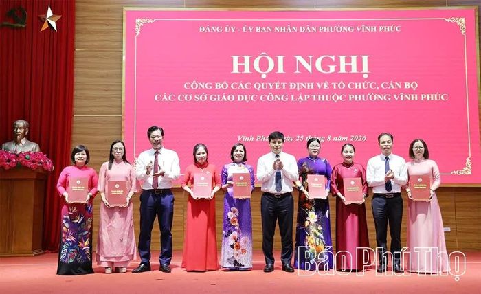 Thường trực Đảng ủy phường Vĩnh Phúc trao các quyết định thành lập các chi bộ trường mầm non, tiểu học, THCS sau sắp xếp.