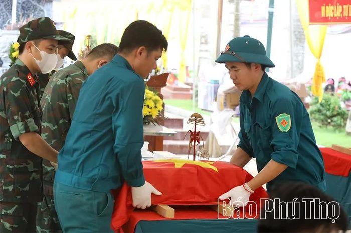Việc lấy mẫu được thực hiện theo quy trình kỹ thuật nghiêm ngặt.