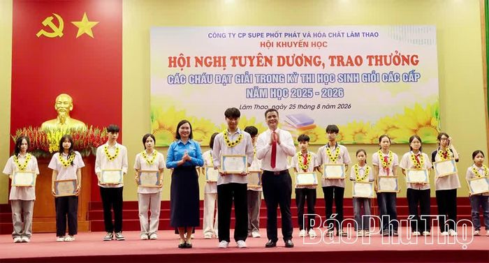Các đồng chí lãnh đạo Công ty CP Supe Phốt phát và Hóa chất Lâm Thao, Công đoàn Công nghiệp Hóa chất Việt Nam trao thưởng cho các học sinh giỏi các cấp.