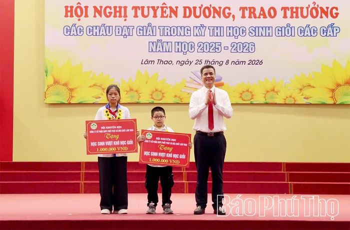 Lãnh đạo Công ty CP Supe Phốt phát và Hóa chất Lâm Thao trao thưởng cho các học sinh vượt khó học giỏi.