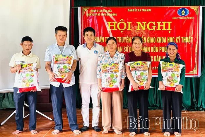 Đại diện Công ty Phân bón Phú Điền trao tặng vật tư phân bón hỗ trợ bà con nông dân xã Tân Mai.