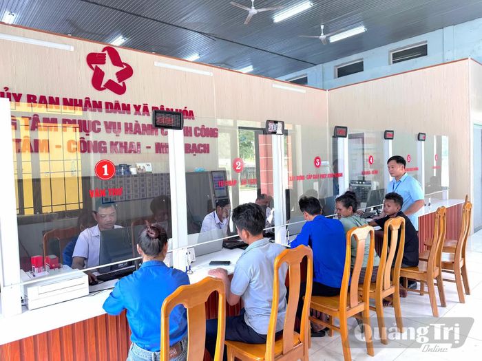 Người dân đến giao dịch tại Trung tâm Phục vụ hành chính công xã Dân Hóa - Ảnh: Q.N