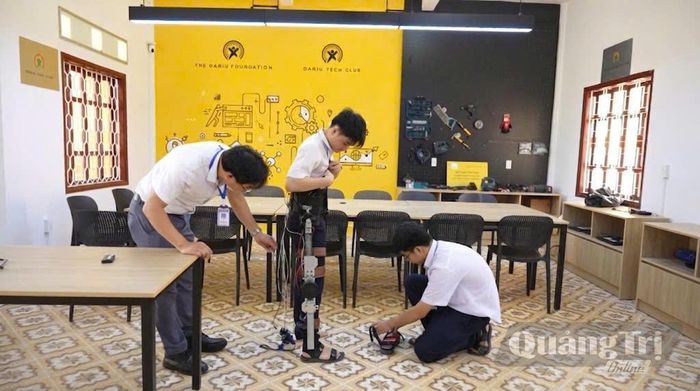 Dự án “Hệ thống khung xương robot hỗ trợ di chuyển và giao tiếp cho người bị đột quỵ liệt nửa người” của Trường THPT Quảng Trị - Ảnh: A.T