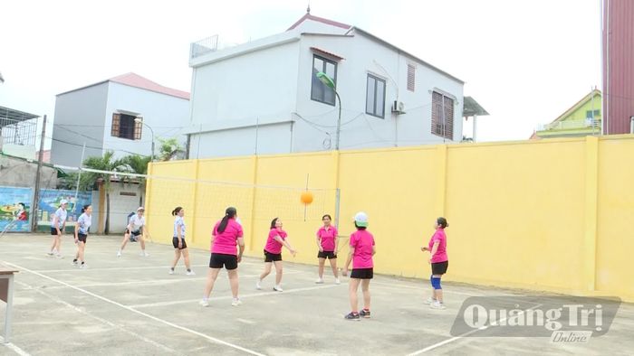 Bóng chuyền hơi, môn thể thao được nhiều người cao tuổi phường Đồng Sơn lựa chọn để rèn luyện sức khỏe - Ảnh: B.N