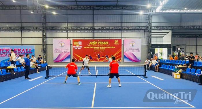 Cán bộ, công chức, viên chức và người lao động tham gia thi đấu môn pickleball tại hội thao do Thi hành án dân sự tỉnh Quảng Trị tổ chức - Ảnh: B.N