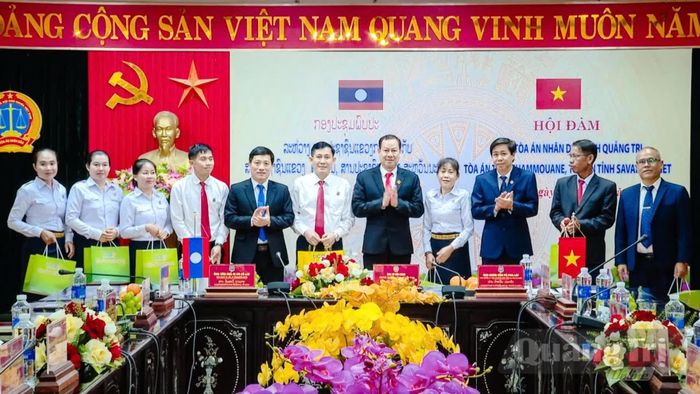 Tặng quà lưu niệm cho các đại biểu - Ảnh: Thùy Trang