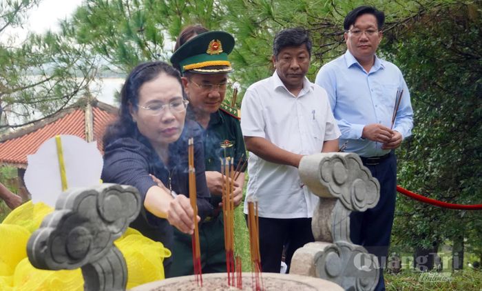 Đồng chí Phạm Thị Hân, Phó Chủ tịch Thường trực HĐND tỉnh và các đại biểu dâng hương tưởng nhớ Đại tướng Võ Nguyên Giáp - Ảnh: N.M