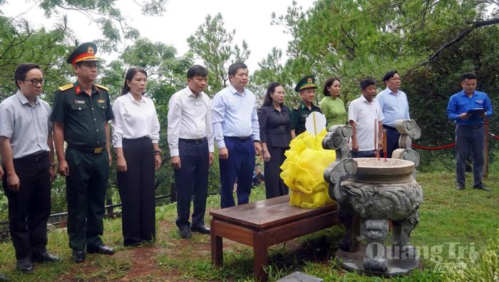 Các đại biểu tri ân tưởng nhớ Đại tướng Võ Nguyên Giáp - Ảnh: N.M
