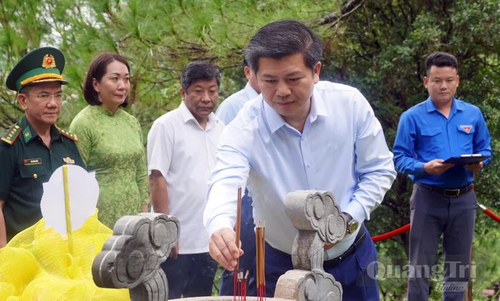 Đồng chí Trần Vũ Khiêm, Phó Bí thư Thường trực Tỉnh ủy, Trưởng đoàn đại biểu Quốc hội tỉnh dâng hương tri ân Đại tướng Võ Nguyên Giáp - Ảnh: N.M