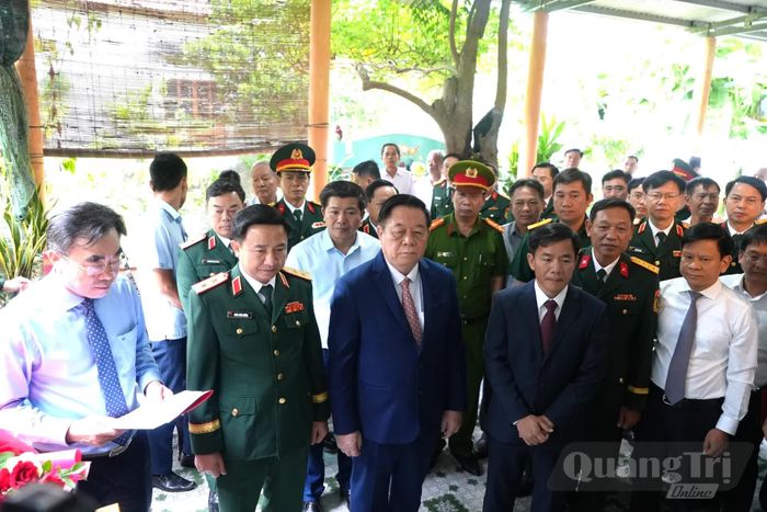 Đồng chí Đại tướng Nguyễn Trọng Nghĩa, Chủ nhiệm Tổng cục Chính trị Quân đội nhân dân Việt Nam, lãnh đạo Quân Khu 4 và lãnh đạo tỉnh Quảng Trị dự lễ trao tặng Huy hiệu 80 năm tuổi Đảng cho đảng viên Nguyễn Anh Hùng tại xã Nam Gianh - Ảnh: T.Đ